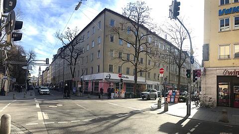 Das Eckhaus Schellingstraße 25/27 mit Türkenstraße 66: Vor über zwei Jahren sind die Mieter verdrängt worden. Seither stehen rund 20 Wohnungen leer. Wann neu gebaut wird? Weiß keiner.