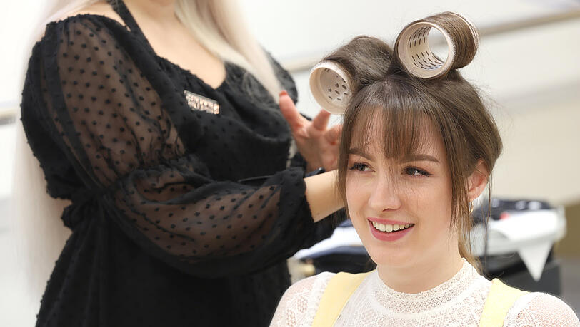Die Haare am Oberkopf auf Lockenwickler aufdrehen – sie werden später geflochten, das sorgt für etwas mehr Volumen.
