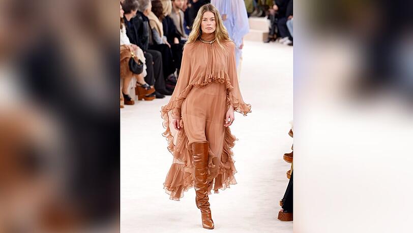 Model Doutzen Kroes bei der Chloe-Fashion-Show für Herbst und Winter 2024 in einem monochromen Look in zarten Brauntönen. Model Doutzen Kroes bei der Chloe-Fashion-Show für Herbst und Winter 2024 in einem monochromen Look in zarten Brauntönen.
