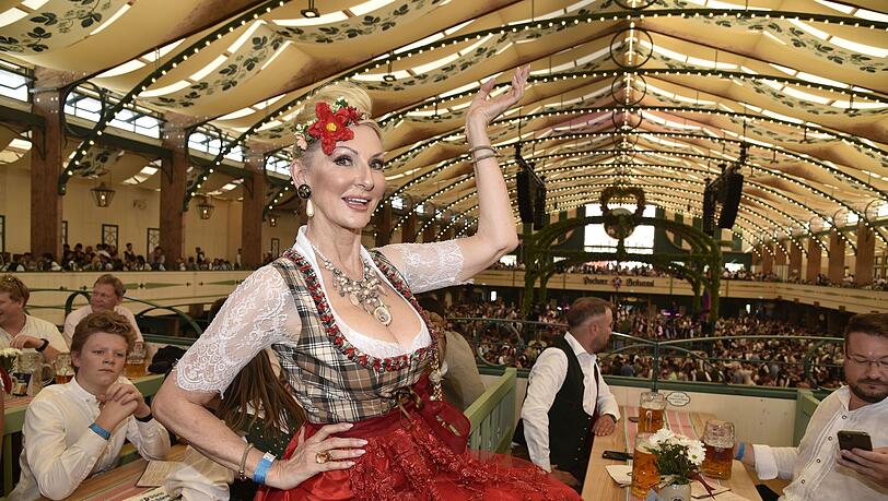 Désirée Nick liebt das Oktoberfest und besuchte 2023 den "Rosa Sonntag" in der Bräurosl. Désirée Nick liebt das Oktoberfest und besuchte 2023 den "Rosa Sonntag" in der Bräurosl.