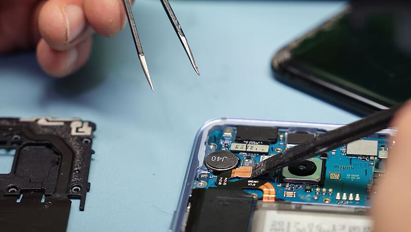 Ab dem 20. Juni sollen Kundinnen und Kunden mit dem Energielabel wissen, wie leicht ein Handy zu reparieren ist. (Symbolbild)