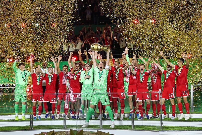 Streckt den Pokal in den Berliner Nachthimmel: Kapitän Manuel Neuer. Streckt den Pokal in den Berliner Nachthimmel: Kapitän Manuel Neuer.