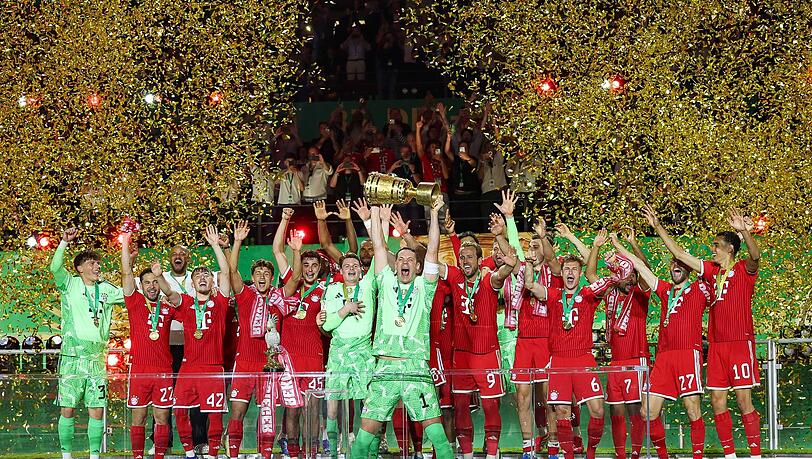 Streckt den Pokal in den Berliner Nachthimmel: Kapitän Manuel Neuer. Streckt den Pokal in den Berliner Nachthimmel: Kapitän Manuel Neuer.