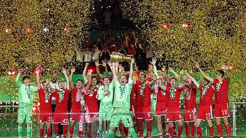 Streckt den Pokal in den Berliner Nachthimmel: Kapitän Manuel Neuer. Streckt den Pokal in den Berliner Nachthimmel: Kapitän Manuel Neuer.