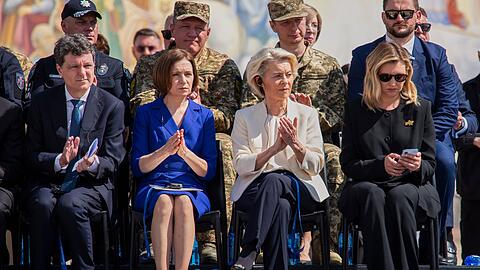Gemeinsam mit Staats- und Regierungschefs aus L&auml;ndern wie Rum&auml;nien und Moldau reiste EU-Kommissionspr&auml;sidentin Ursula von der Leyen (2.v.r) am Mittwoch nach Kiew. (Archivbild)