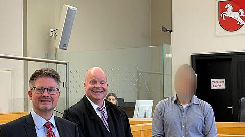 Da haben die Anw&auml;lte gut lachen: Freispruch f&uuml;r einen wegen angeblicher T&ouml;tungsdelikte angeklagten Arzt.