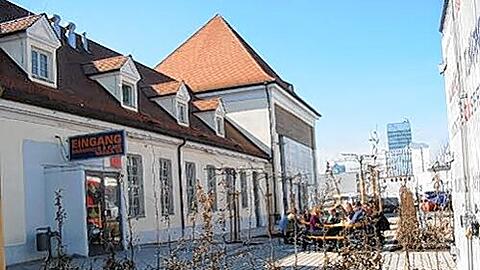 Aufbruch am und im Feierwerk: Die frühere Brache vor der Tür wird immer schicker, auch in den alten Hallen tut sich einiges.