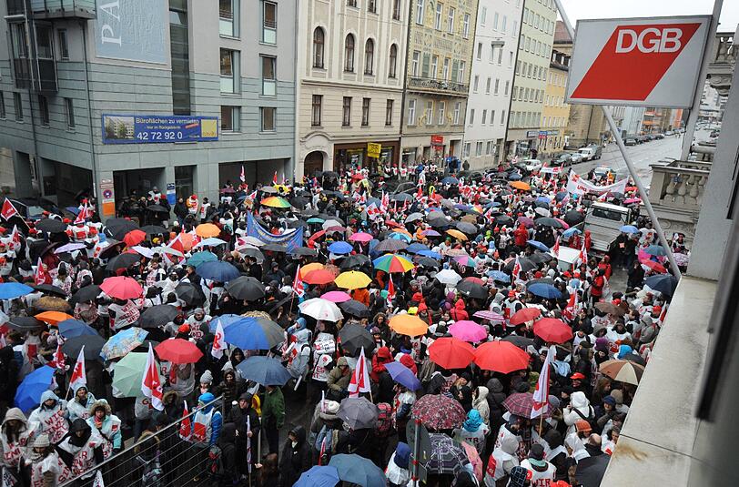 Zahlreiche Menschen treffen sich am Donnerstag (08.03.2012) vor dem DGB-Haus in München (Oberbayern) zu einer Demonstration. Kindergärten, Krankenhäuser, Gemeindeverwaltungen - in vielen Bereichen legten Beschäftigte in Bayern die Arbeit nieder. Die Dienstleistungsgewerkschaft Verdi fordert 6,5 Prozent mehr Geld für die bundesweit rund zwei Millionen Beschäftigten - mindestens aber ein Plus von 200 Euro im Monat.