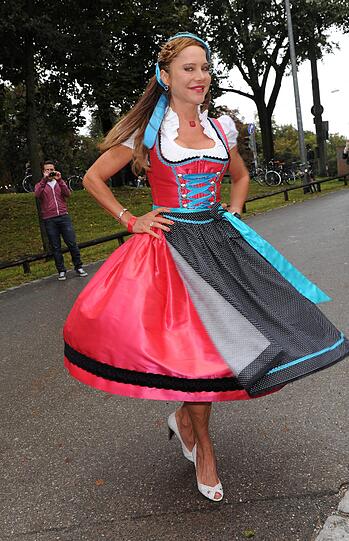 Schön bunt tanzt Doreen Dietel vor der Festwiese.