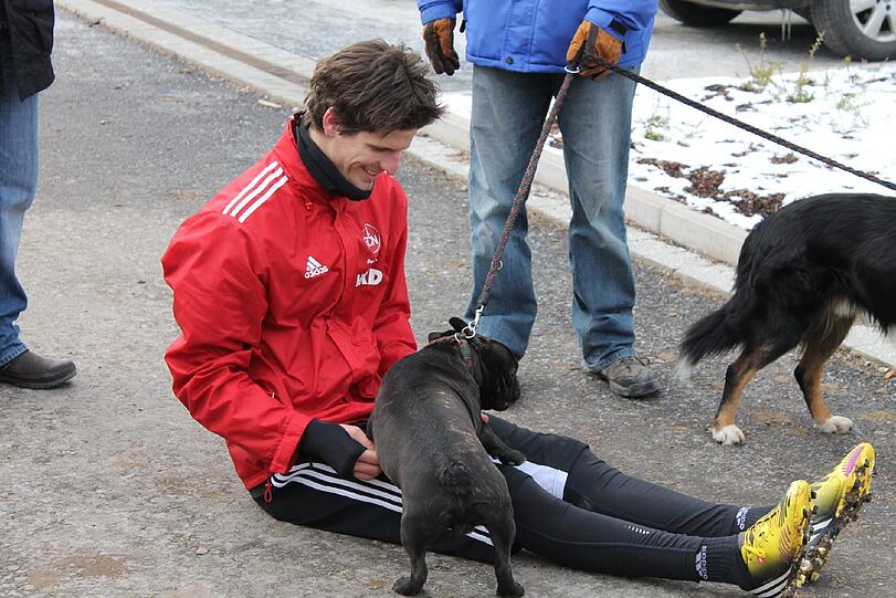 Die Club-Fans (und deren Hunde) lieben ihren Timm - es beruht auf Gegenseitigkeit.