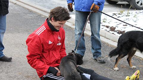 Die Club-Fans (und deren Hunde) lieben ihren Timm - es beruht auf Gegenseitigkeit.