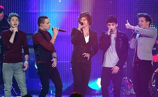 Die britische-irische Boygroup "One Direction" steht am 22.11.2012 bei der Verleihung des Bambi in Düsseldorf auf der Bühne