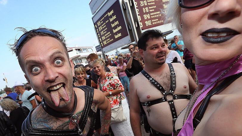 Das "Torture Ship" am Bodensee: Hier trafen sich am Samstag Hunderte Swinger-Fans zur frivolen Feierei. Die Bilder.