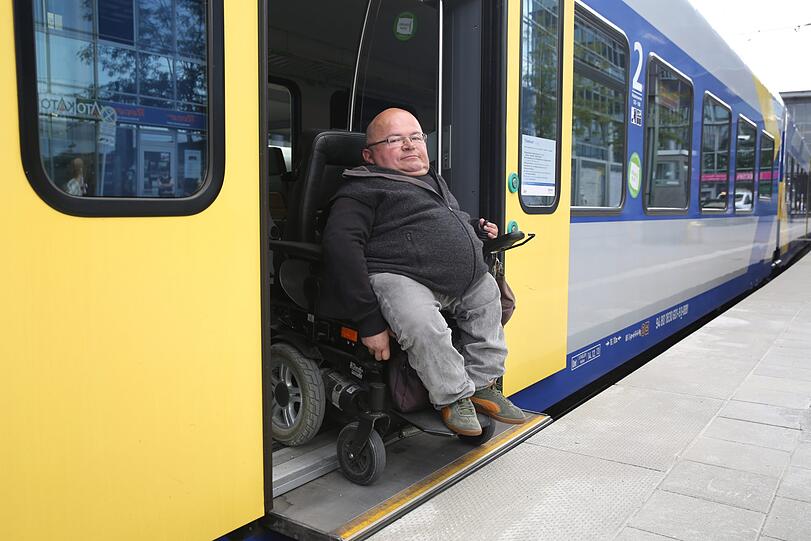 Oswald Utz beim Ein- und Aussteigen.