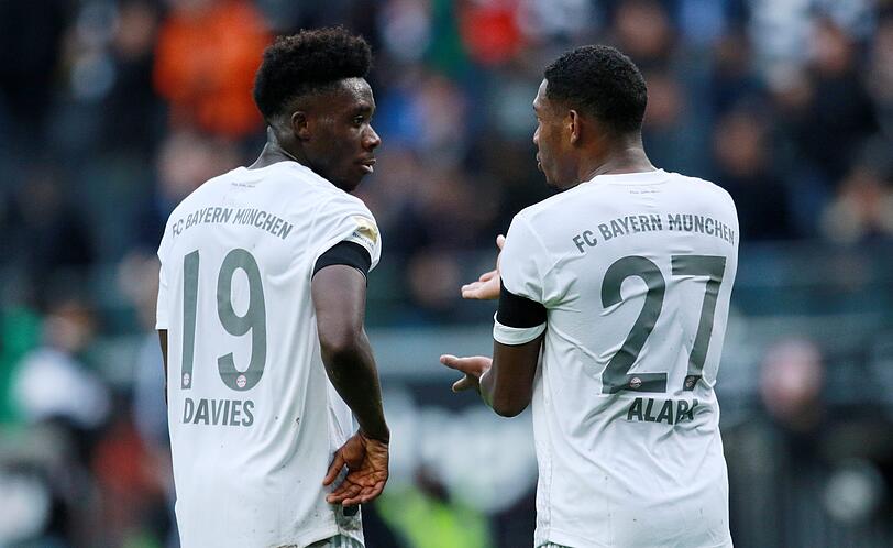 David Alaba rückte gegen Frankfurt auf die Innenverteidigerposition, Alphonso Davies agierte als Linksverteidiger.