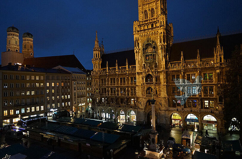 Die Friedentaube, die auf die Rathaus-Fassade projiziert wird, leuchtet die ganze Nacht über.