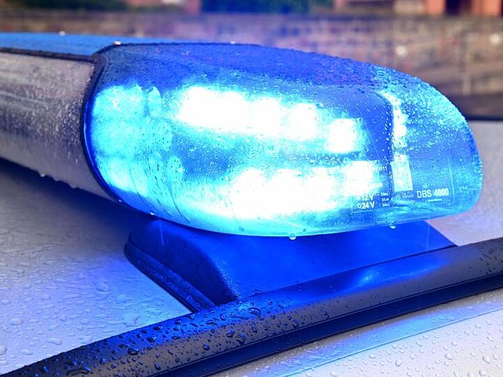 Ein Streifenwagen der Polizei steht mit eingeschaltetem Blaulicht. Foto: Carsten Rehder/dpa/Archivbild