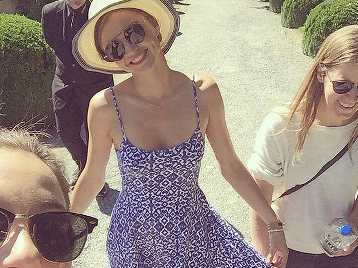 Miranda Kerr fühlt sich in ihrem blau-weißen Sommerkleid sichtlich wohl