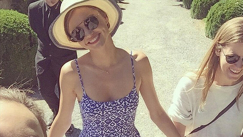 Miranda Kerr fühlt sich in ihrem blau-weißen Sommerkleid sichtlich wohl Miranda Kerr fühlt sich in ihrem blau-weißen Sommerkleid sichtlich wohl