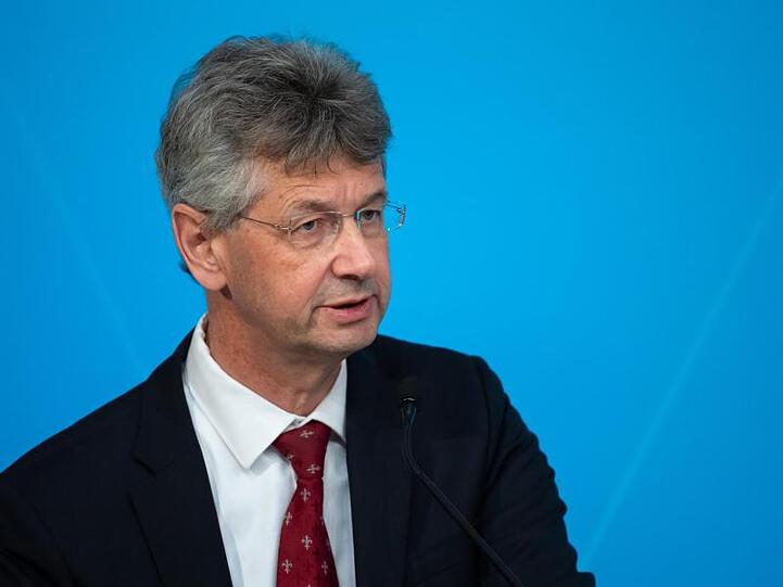 Michael Piazolo (Freie Wähler) nimmt an einer Pressekonferenz teil. Foto: Sven Hoppe/dpa/Archivbild