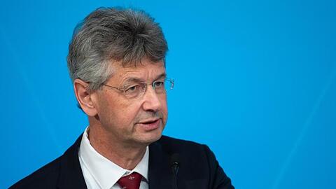 Michael Piazolo (Freie Wähler) nimmt an einer Pressekonferenz teil. Foto: Sven Hoppe/dpa/Archivbild