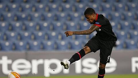 Leon Bailey von Bayer Leverkusen erzielt das erste Tor seiner Mannschaft.