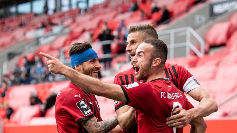 Ingolstadts Robin Krauße (l-r), Stefan Kutschke und Torschütze Fatih Kaya jubeln über den Treffer zum 2:0 im Relegation-Hinspiel.