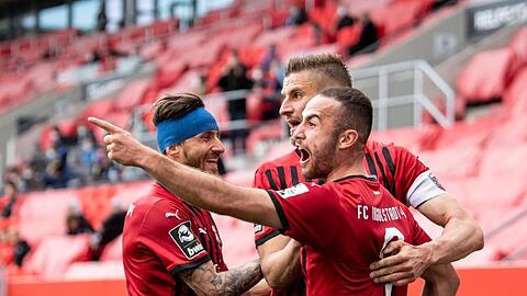 Ingolstadts Robin Krauße (l-r), Stefan Kutschke und Torschütze Fatih Kaya jubeln über den Treffer zum 2:0 im Relegation-Hinspiel.