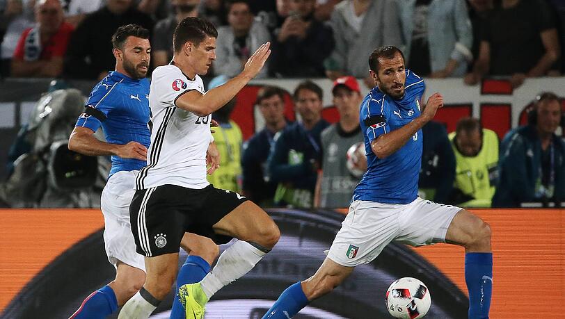 Schlugen die ein oder andere Schlacht gegen Deutschland: Giorgio Chiellini und Andrea Barzagli, hier bei der EM 2016 gegen Mario Goméz. Schlugen die ein oder andere Schlacht gegen Deutschland: Giorgio Chiellini und Andrea Barzagli, hier bei der EM 2016 gegen Mario Goméz.