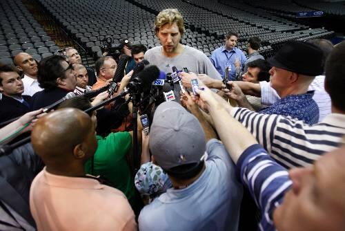 Es gab viele Fragen an Dirk Nowitzki, am Donnerstag nach dem Training der Mavericks. Über die Beziehung zu der verhafteten Frau sagte der NBA-Star nichts.