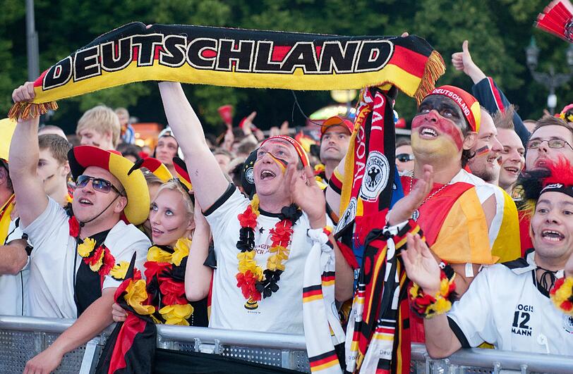 Fahnen, Masken, gute Laune: Hier feiern die Fans mit ihrer deutschen Elf den 4:2-Sieg gegen Griechenland! Die besten Bilder vom Public Viewing zum Durchklicken und Mitjubeln!