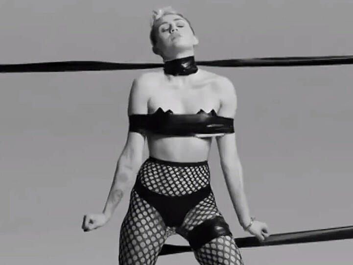 Miley scheint sich in ihrem Bondage-Outfit richtig wohlzufühlen