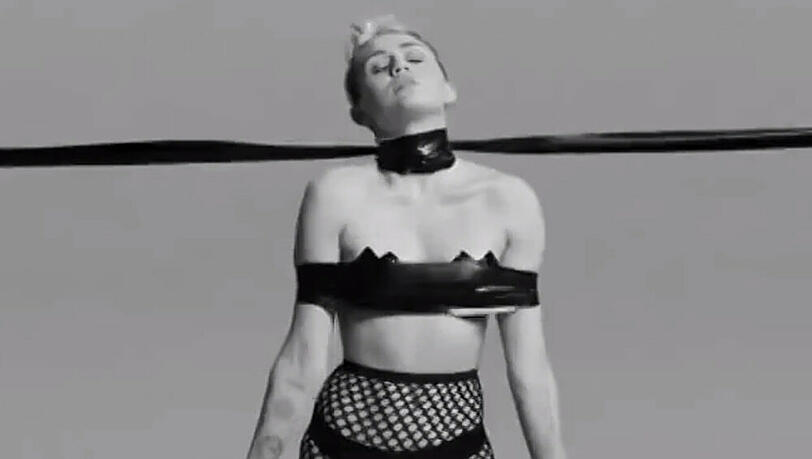 Miley scheint sich in ihrem Bondage-Outfit richtig wohlzufühlen Miley scheint sich in ihrem Bondage-Outfit richtig wohlzufühlen