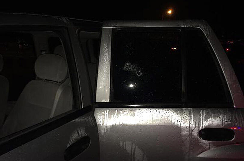 Nach der Gedenkfeier sind in Ferguson erneut Schüsse gefallen. Polizisten wurden von zunächst Unbekannten beschossen.