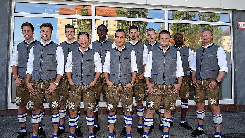 Wollen beim Wiesn-Heimspiel gegen den 1. FC Kaiserslautern endlich den ersten Saisonsieg einfahren: Löwen-Trainer Torsten Fröhling (r.) und seine Mannschaft. Wollen beim Wiesn-Heimspiel gegen den 1. FC Kaiserslautern endlich den ersten Saisonsieg einfahren: Löwen-Trainer Torsten Fröhling (r.) und seine Mannschaft.