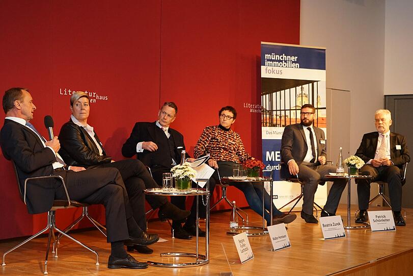 Münchner Miet-Debatte im Literaturhaus (v. l.): Haus-und Grundbesitzervereins-Vorstand Rudolf Stürzer, Steuerberaterin Regine Funke-Lachotzki, Rechtsanwalt und Moderator Walter Hornauer, Stadträtin Beatrix Zurek, Patrick Schönleiter (Aigner Immobilien) und Helmut Thiele vom Gutachterausschuss München.