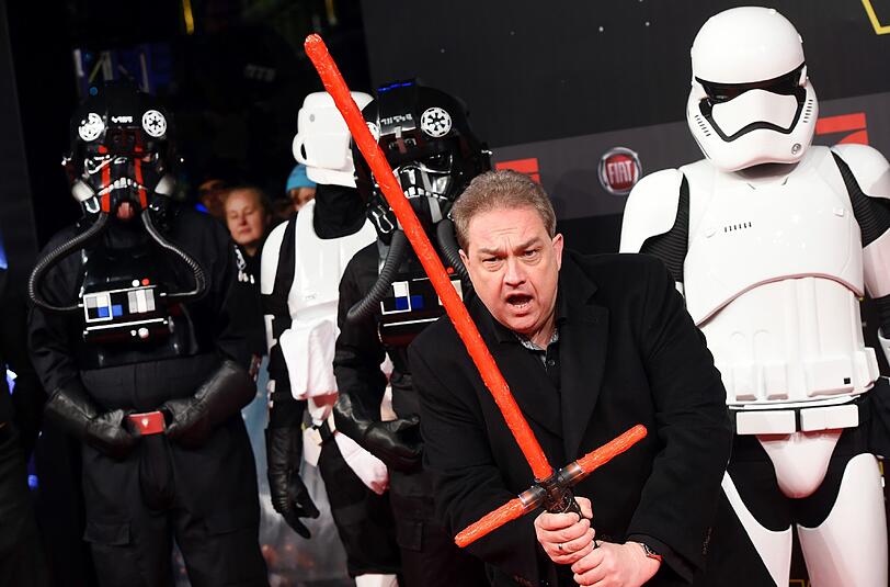 Wehrhafter Fan: Schauspieler und Komiker Oliver Kalkofe hat ein Lichtschwert mit Parierstange bei der Deutschlandpremiere von Episode VII in Berlin dabei.