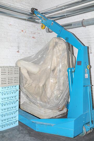 Diese Statue ist für die nächsten zwei Jahre staubsicher verpackt!