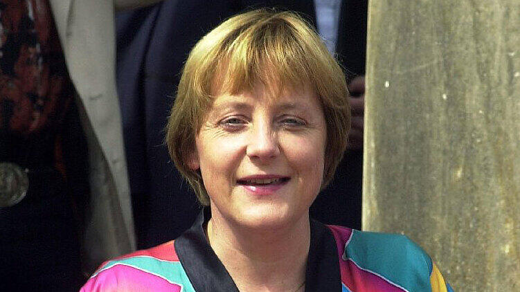 2002: Im Vorfeld der Bundestagswahl verzichtet Merkel zugunsten von Edmund Stoiber auf eine Kanzlerkandidatur für die CDU.
