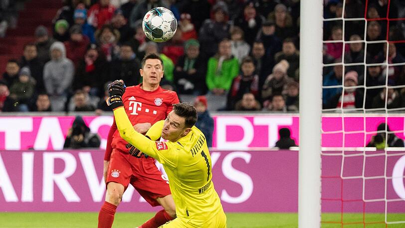 Robert Lewandowski trifft zum 4:1. Torwart Jiri Pavlenka von Werder Bremen kann den Ball nicht halten.