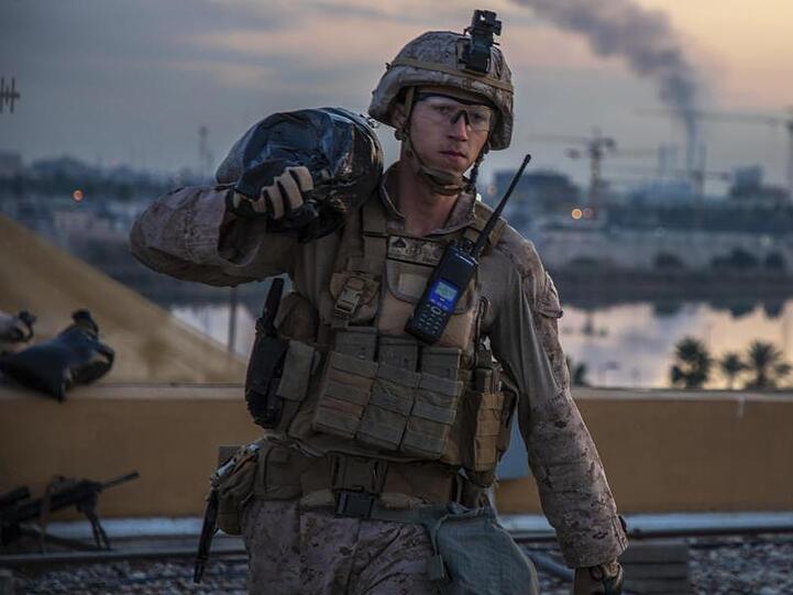 Verstärkung an der US-Botschaft in Bagdad: Ein Mitglied der US-Marines trägt einen Sandsack.