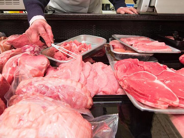 Fleisch liegt in der Auslage in einem Supermarkt.