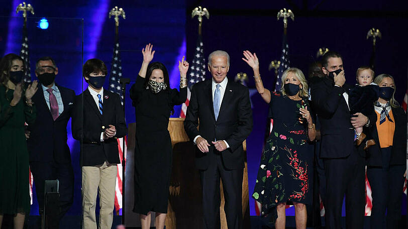 Der "President-elect" Joe Biden (Mitte) wurde von seiner Frau Jill (r.),  Tochter Ashley (l.) und vielen anderen Familienmitgliedern am 7. November in Wilmington, Delaware, gefeiert.