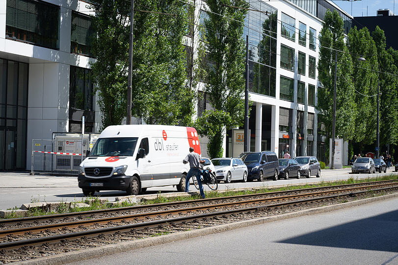 Gefährliches Unterfangen: Immer wieder überqueren Radfahrer die Tramgleise an der Landsberger Straße.