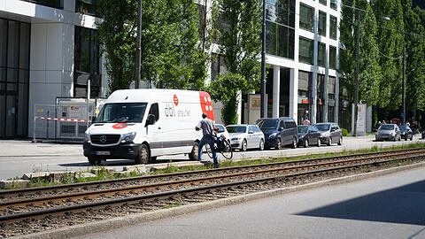 Gefährliches Unterfangen: Immer wieder überqueren Radfahrer die Tramgleise an der Landsberger Straße.