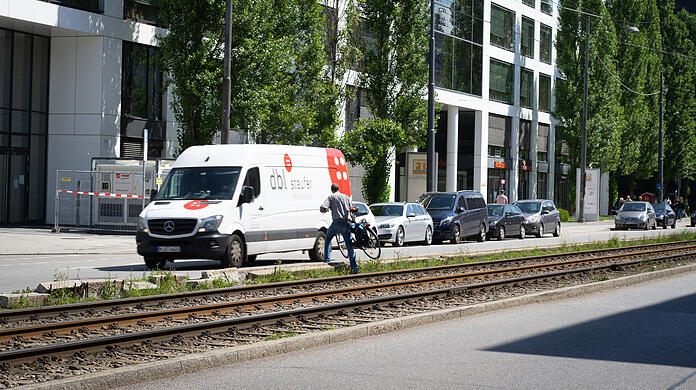 Gefährliches Unterfangen: Immer wieder überqueren Radfahrer die Tramgleise an der Landsberger Straße.