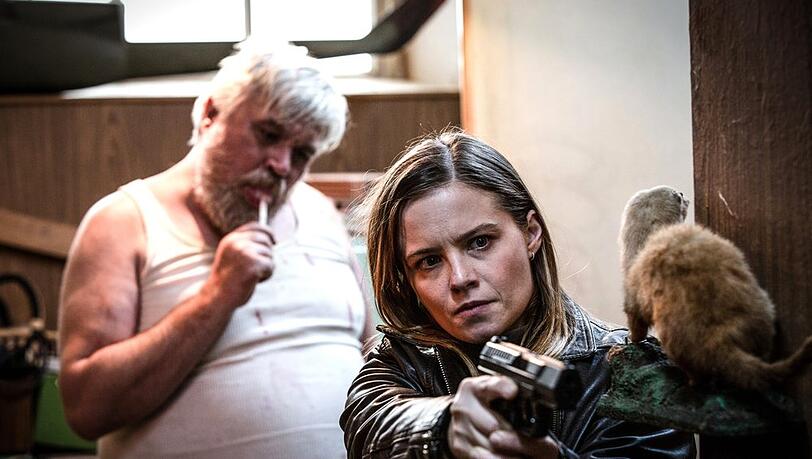 "Tatort: Liebeswut": Kommissarin Liv Moormann (Jasna Fritzi Bauer) mit dem Nachbarn der toten Susanne Kramer, Gernot Schaballa (Aljoscha Stadelmann).