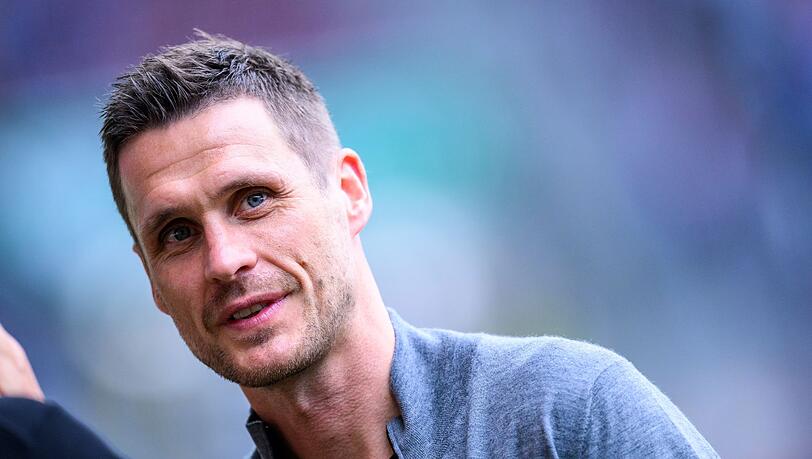 Dortmunds Sportdirektor Sebastian Kehl steht vor dem Spiel im Stadion. Dortmunds Sportdirektor Sebastian Kehl steht vor dem Spiel im Stadion.