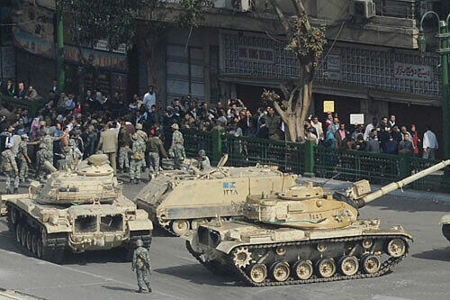 Soldaten mit Panzern sichern am Sonntag (30.01.2011) eine Zufahrt zum Tharir-Platz in Kairo.