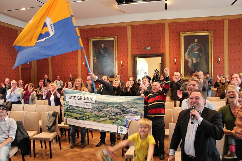 Da hält es keinen mehr auf den Sitzen: Rund 150 Pfaffenhofener feiern den Sieg beim LiveCom-Award, der live ins Rathaus übertragen wurde.